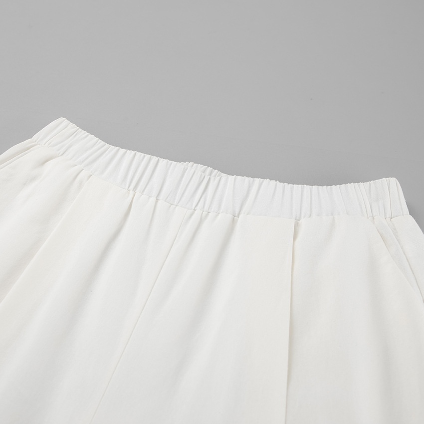 Completo da donna composto da top a canotta bianco con volant e pantaloni a gamba larga.