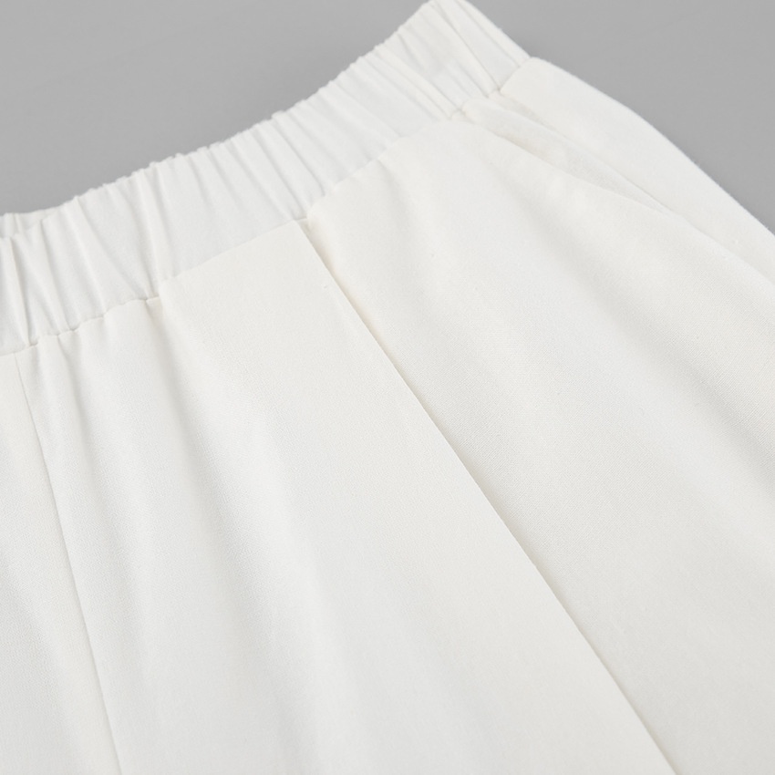 Completo da donna composto da top a canotta bianco con volant e pantaloni a gamba larga.