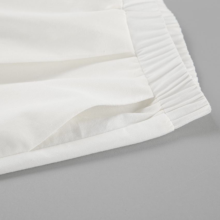 Completo da donna composto da top a canotta bianco con volant e pantaloni a gamba larga.