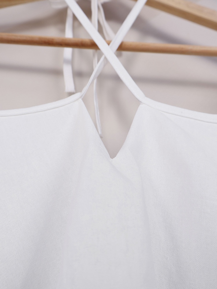 Completo da donna composto da top a canotta bianco con volant e pantaloni a gamba larga.