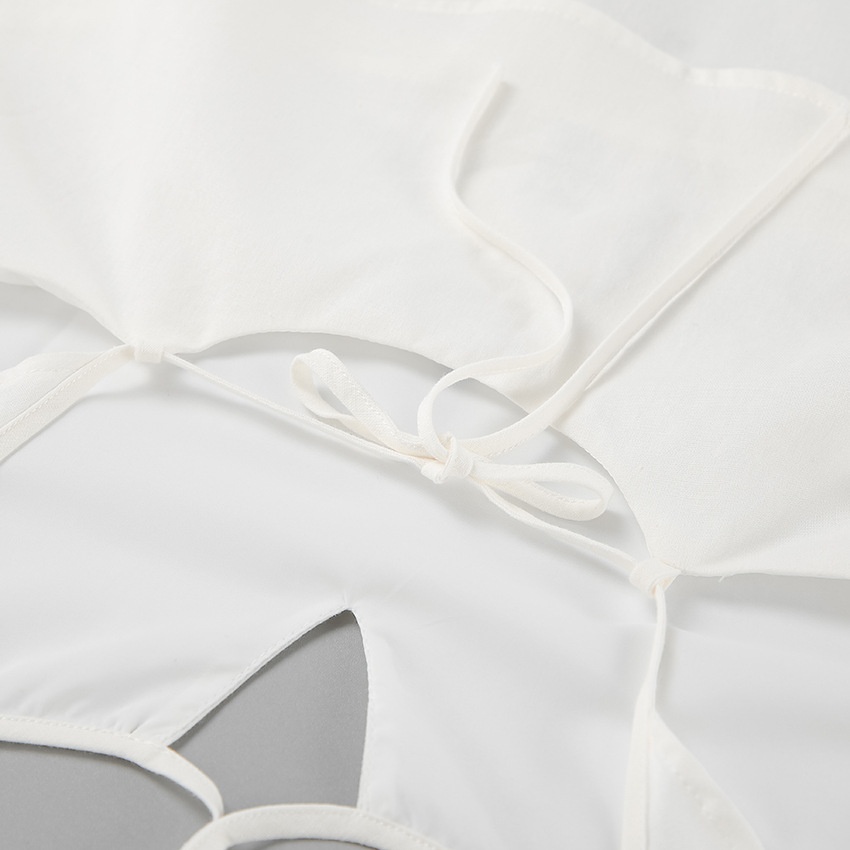 Completo da donna composto da top a canotta bianco con volant e pantaloni a gamba larga.