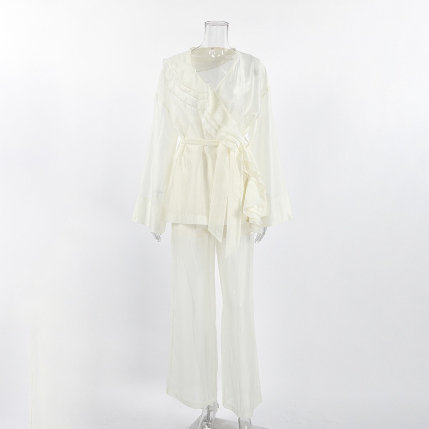 Completo da donna composto da blusa a portafoglio con volant e pantaloni a gamba larga.