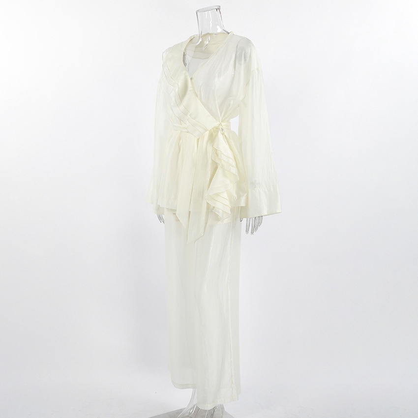 Completo da donna composto da blusa a portafoglio con volant e pantaloni a gamba larga.