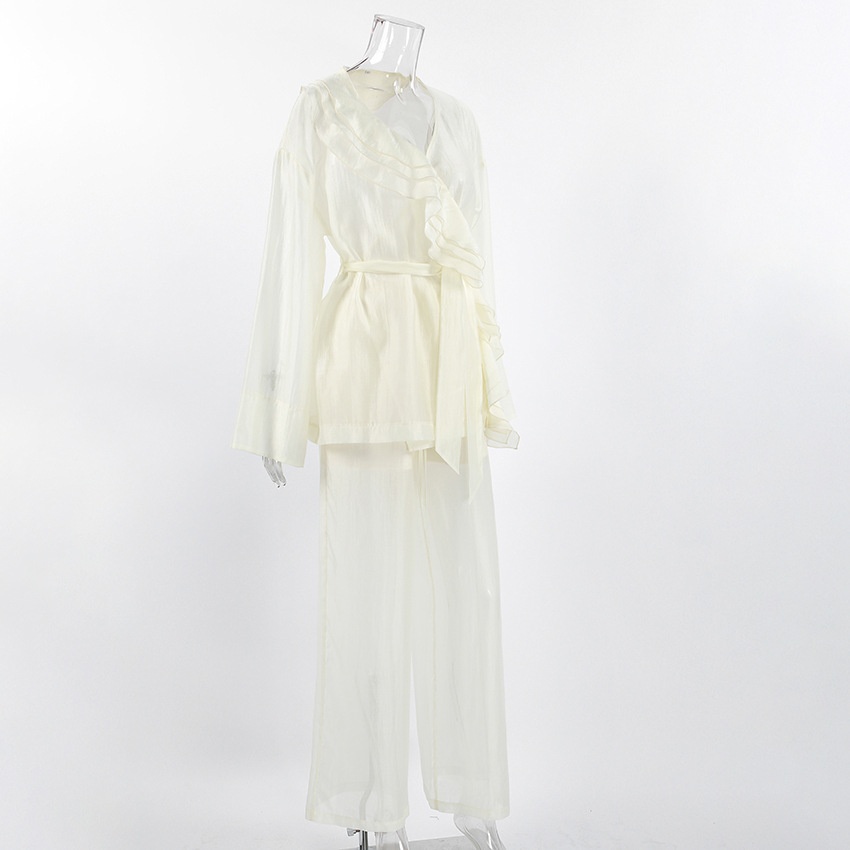 Completo da donna composto da blusa a portafoglio con volant e pantaloni a gamba larga.