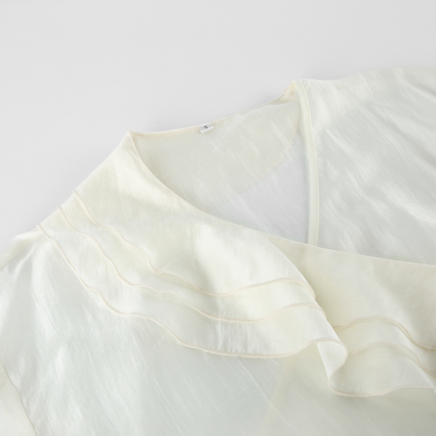 Completo da donna composto da blusa a portafoglio con volant e pantaloni a gamba larga.