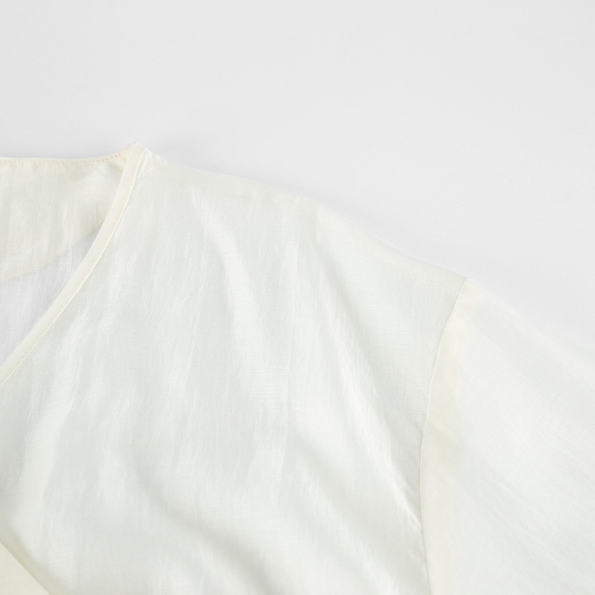 Completo da donna composto da blusa a portafoglio con volant e pantaloni a gamba larga.