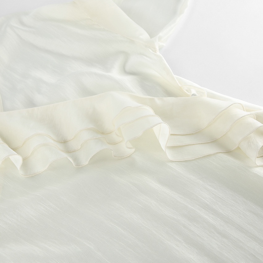 Completo da donna composto da blusa a portafoglio con volant e pantaloni a gamba larga.