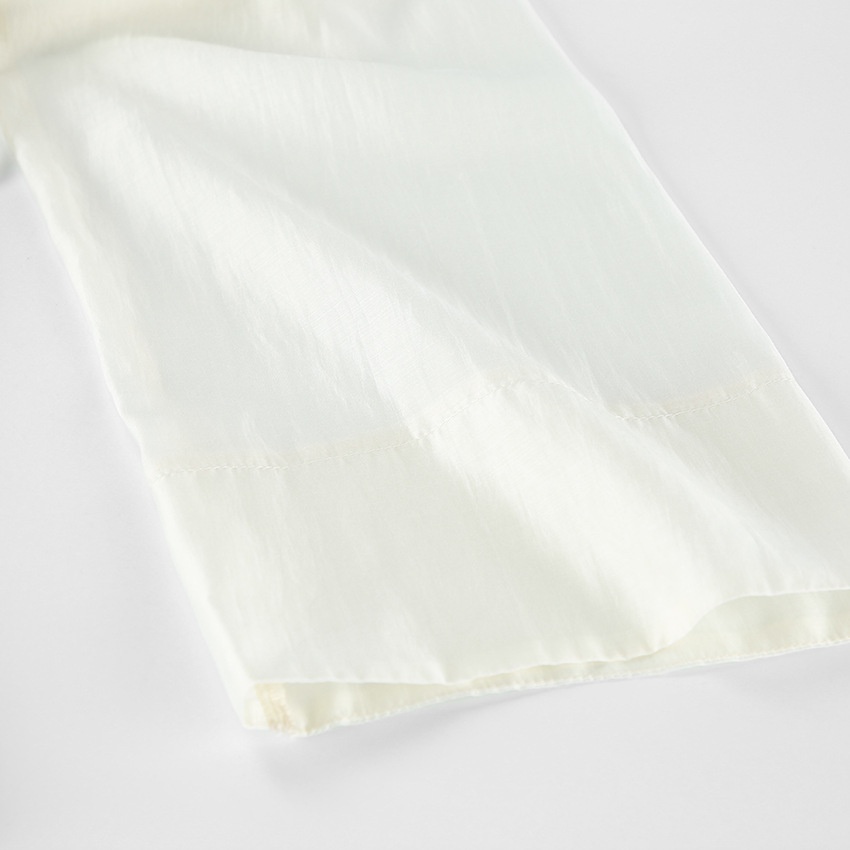 Completo da donna composto da blusa a portafoglio con volant e pantaloni a gamba larga.