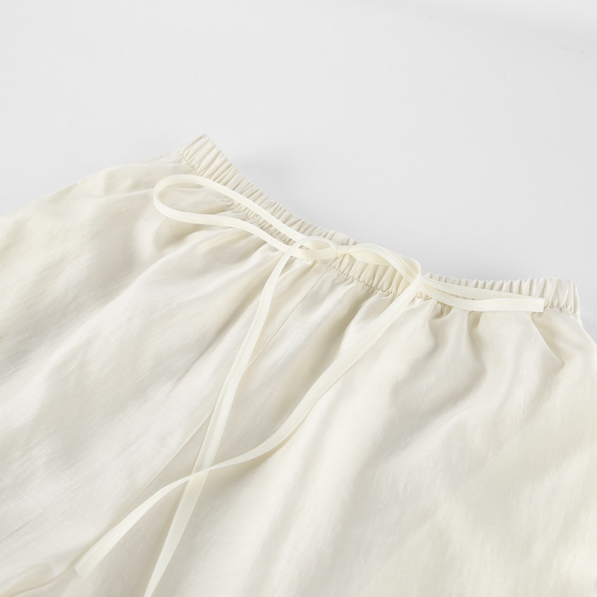 Completo da donna composto da blusa a portafoglio con volant e pantaloni a gamba larga.
