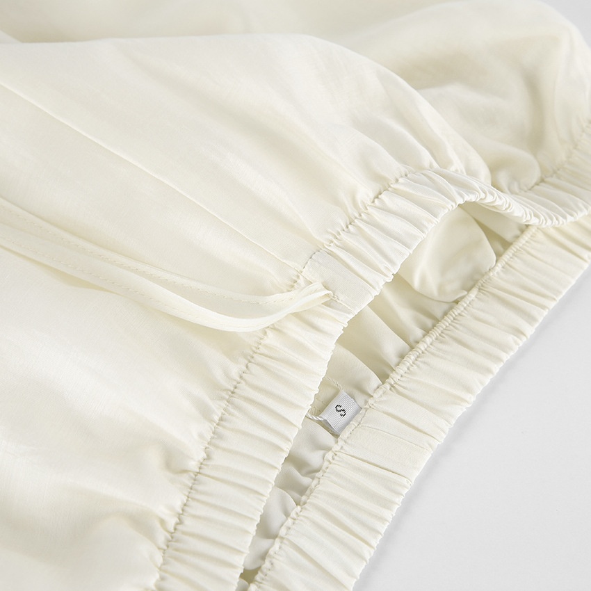 Completo da donna composto da blusa a portafoglio con volant e pantaloni a gamba larga.