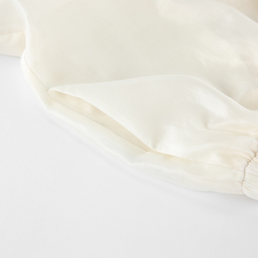 Completo da donna composto da blusa a portafoglio con volant e pantaloni a gamba larga.