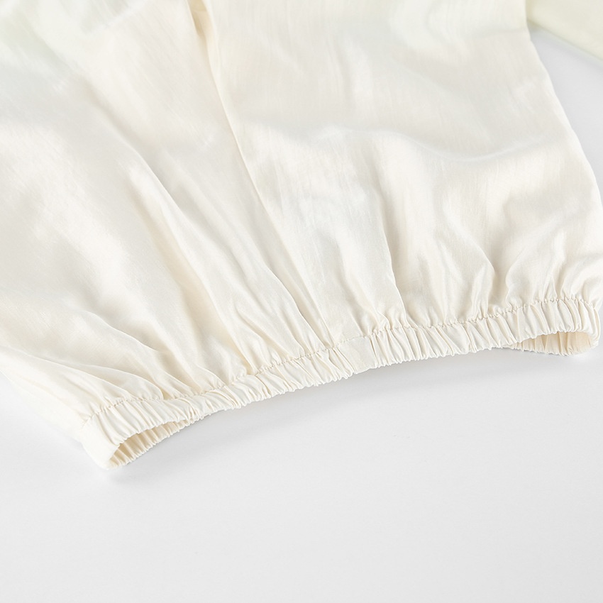 Completo da donna composto da blusa a portafoglio con volant e pantaloni a gamba larga.