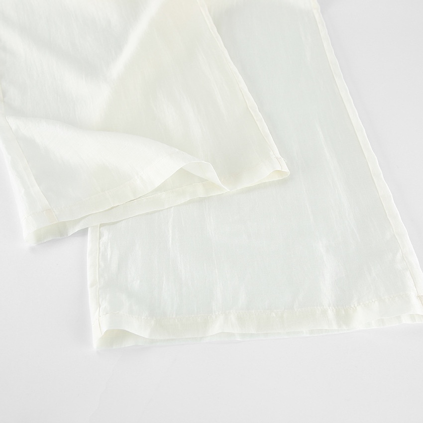 Completo da donna composto da blusa a portafoglio con volant e pantaloni a gamba larga.