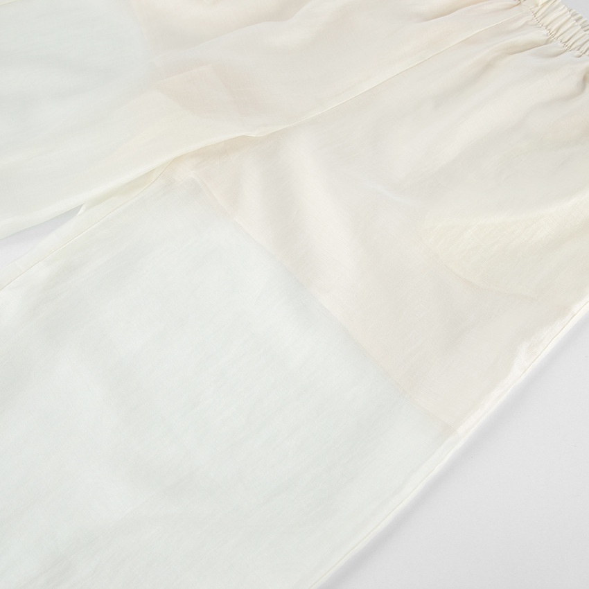 Completo da donna composto da blusa a portafoglio con volant e pantaloni a gamba larga.