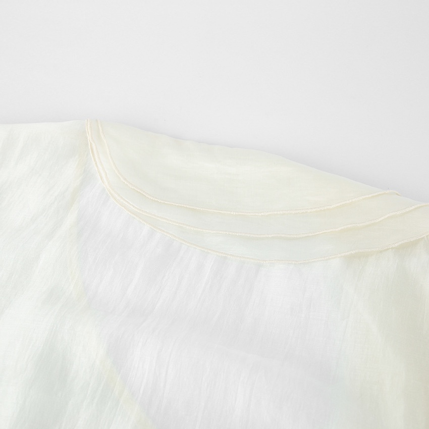 Completo da donna composto da blusa a portafoglio con volant e pantaloni a gamba larga.