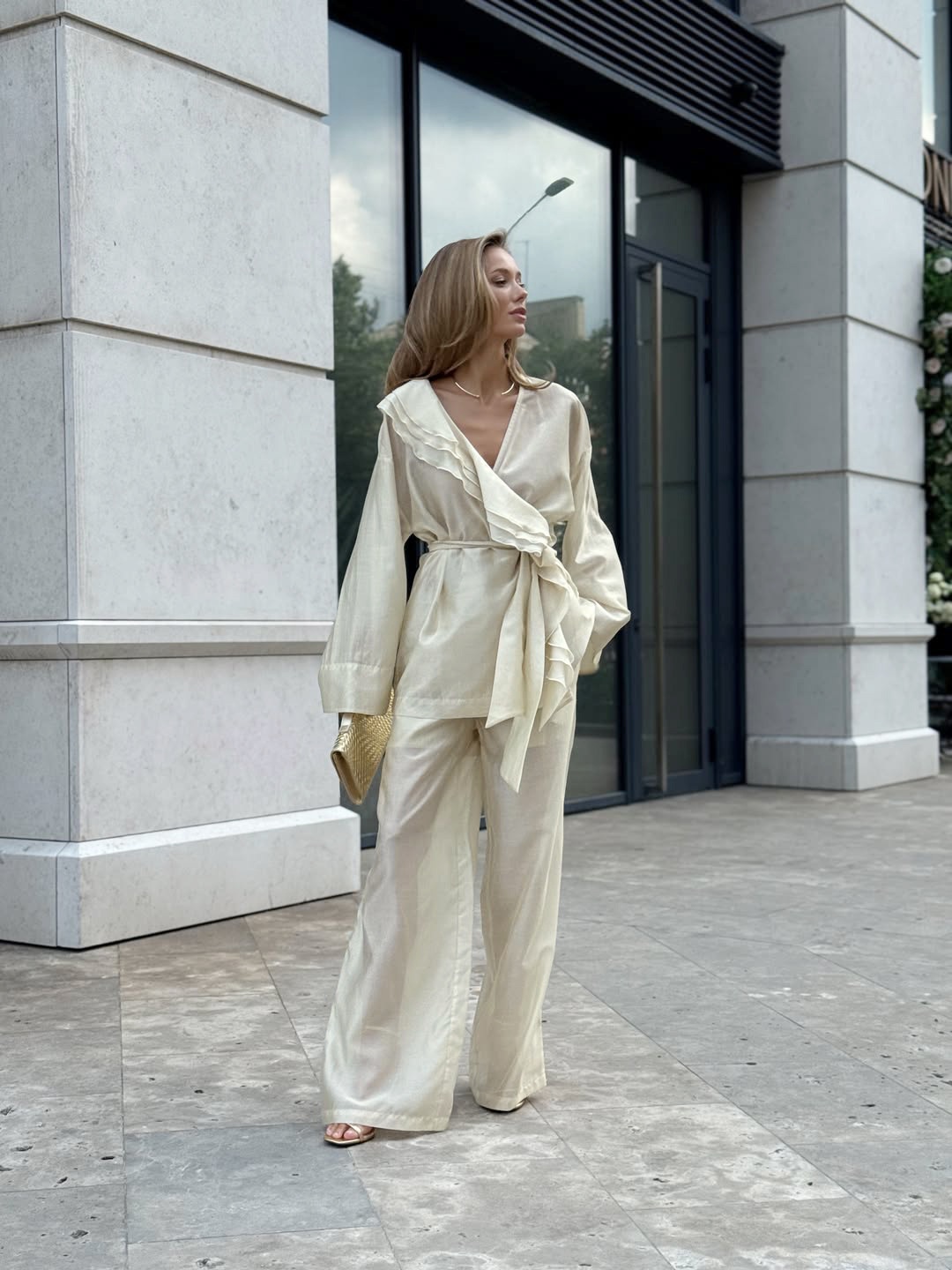 Completo da donna composto da blusa a portafoglio con volant e pantaloni a gamba larga.