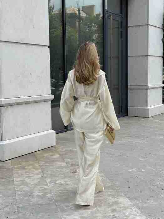 Completo da donna composto da blusa a portafoglio con volant e pantaloni a gamba larga.