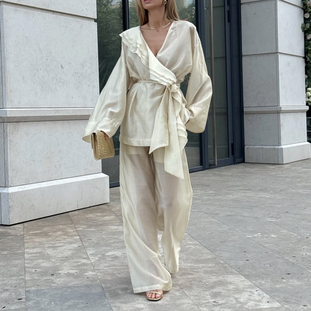 Completo da donna composto da blusa a portafoglio con volant e pantaloni a gamba larga.