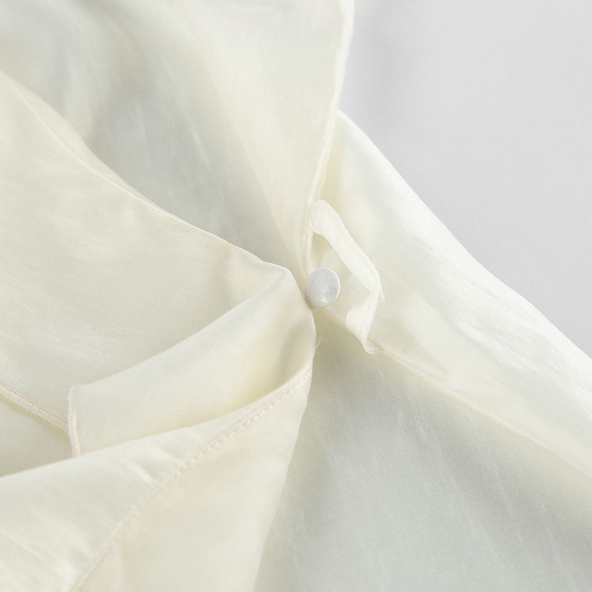 Completo da donna composto da blusa a portafoglio con volant e pantaloni a gamba larga.