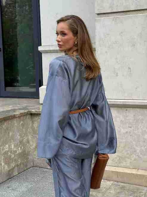 Completo da donna composto da blusa a portafoglio con volant e pantaloni a gamba larga.