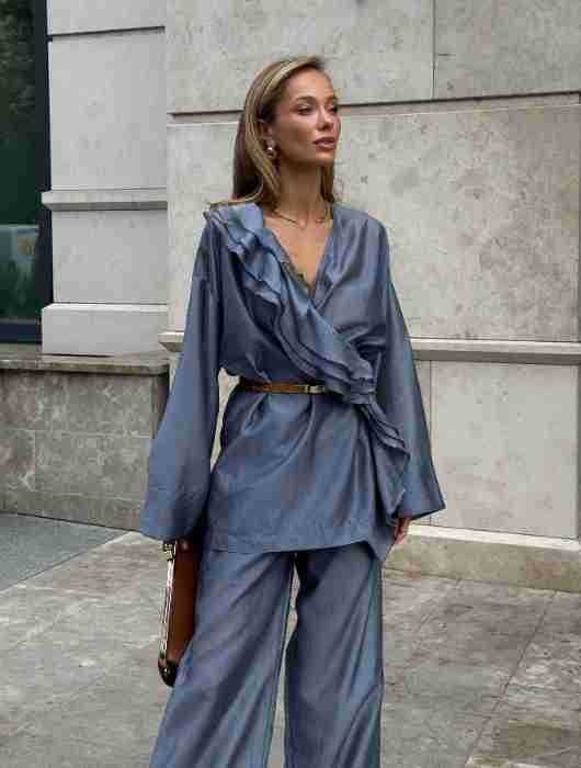 Completo da donna composto da blusa a portafoglio con volant e pantaloni a gamba larga.