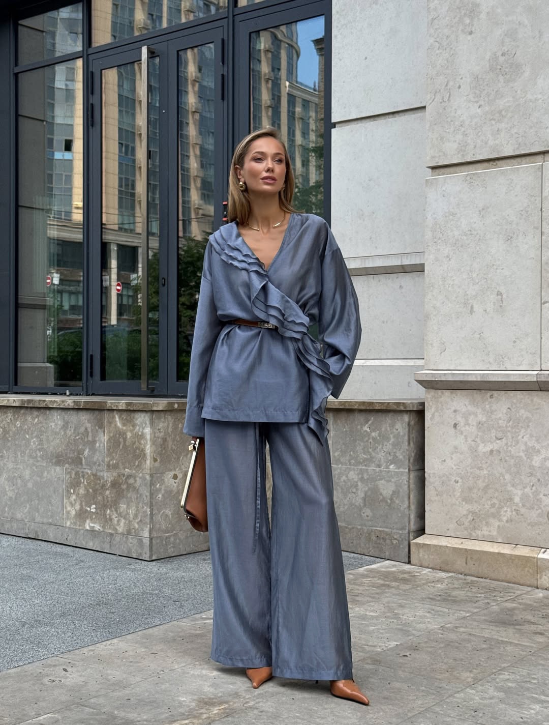 Completo da donna composto da blusa a portafoglio con volant e pantaloni a gamba larga.