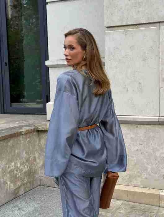 Completo da donna composto da blusa a portafoglio con volant e pantaloni a gamba larga.