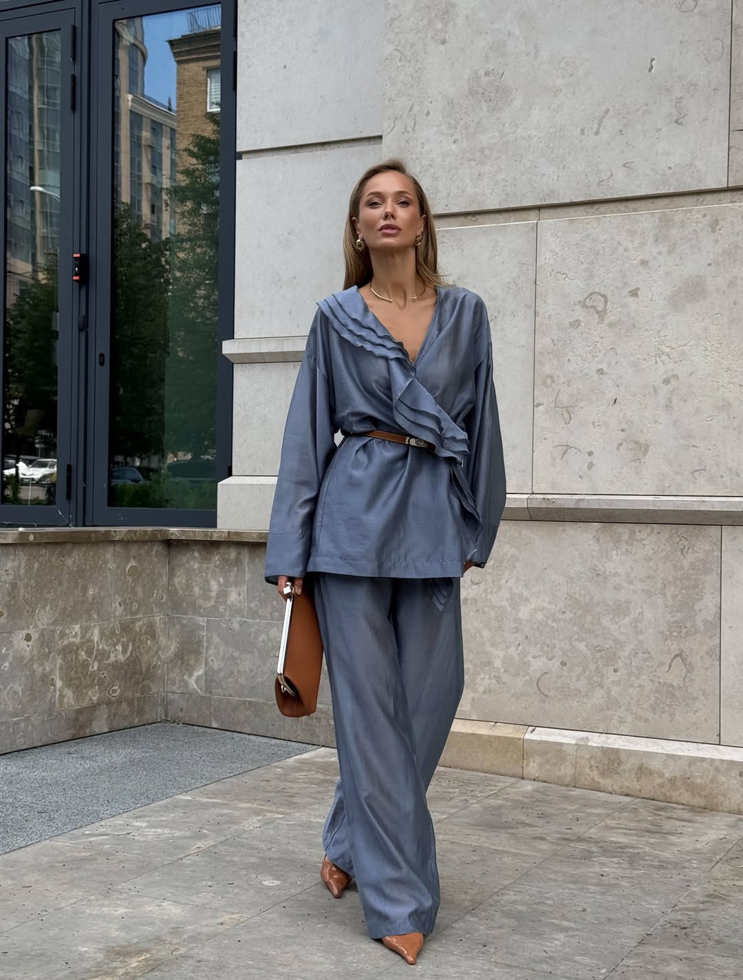 Completo da donna composto da blusa a portafoglio con volant e pantaloni a gamba larga.