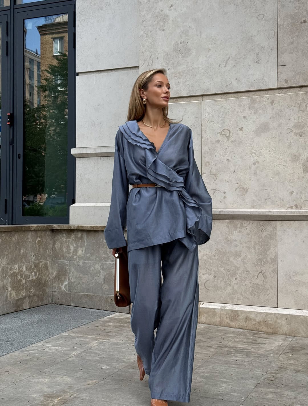 Completo da donna composto da blusa a portafoglio con volant e pantaloni a gamba larga.