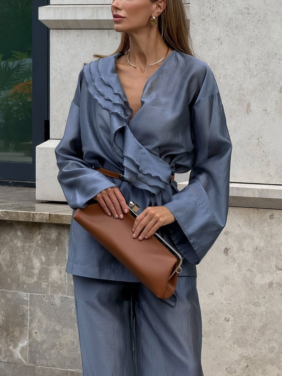 Completo da donna composto da blusa a portafoglio con volant e pantaloni a gamba larga.