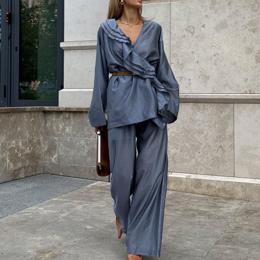 Completo da donna composto da blusa a portafoglio con volant e pantaloni a gamba larga.