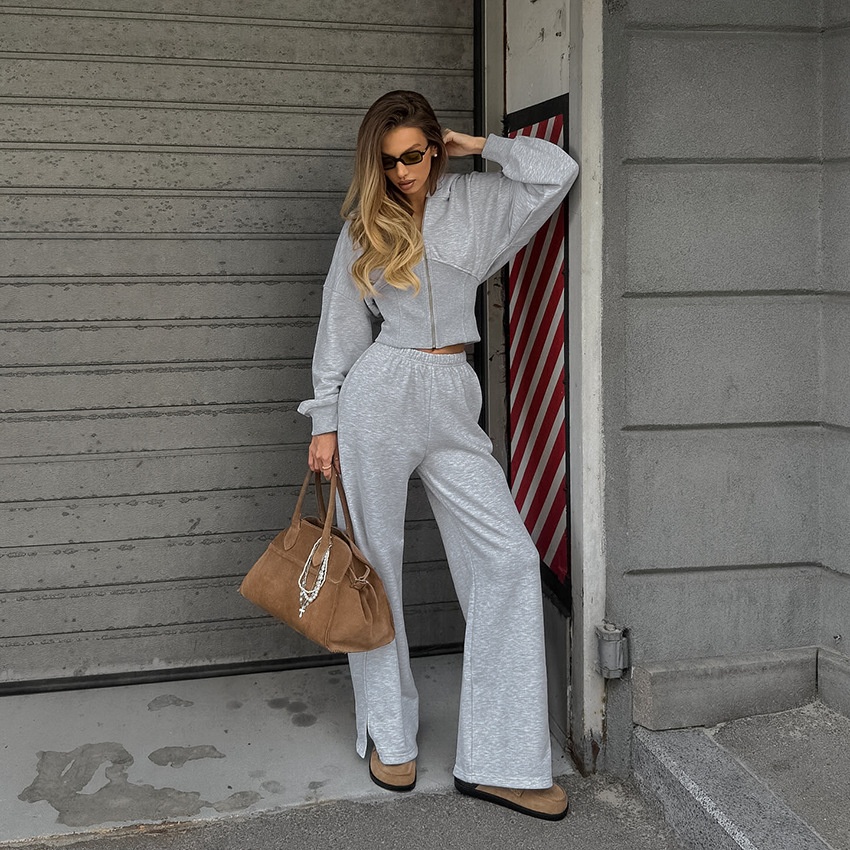 Completo composto da felpa con cappuccio a corsetto e pantaloni a gamba larga color grigio melange