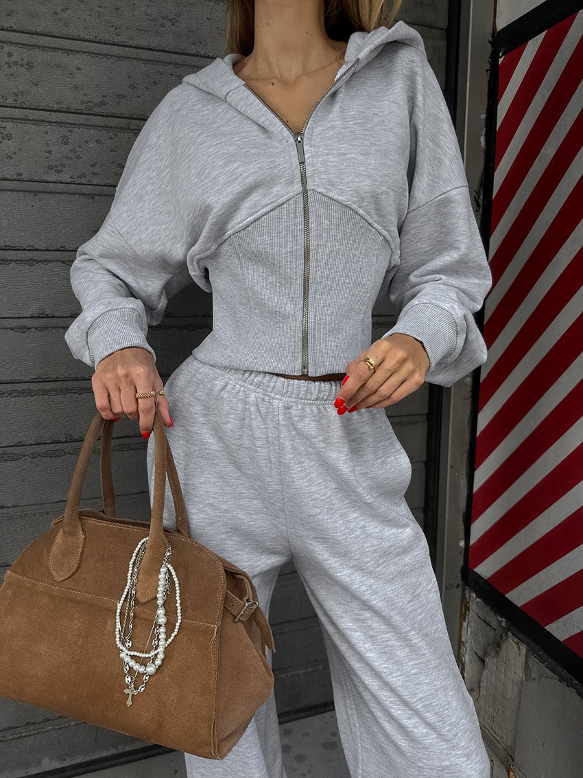 Completo composto da felpa con cappuccio a corsetto e pantaloni a gamba larga color grigio melange