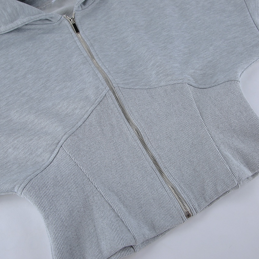 Completo composto da felpa con cappuccio a corsetto e pantaloni a gamba larga color grigio melange