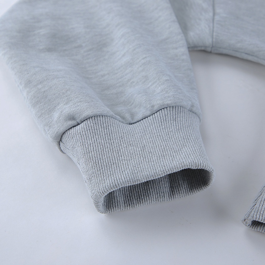 Completo composto da felpa con cappuccio a corsetto e pantaloni a gamba larga color grigio melange