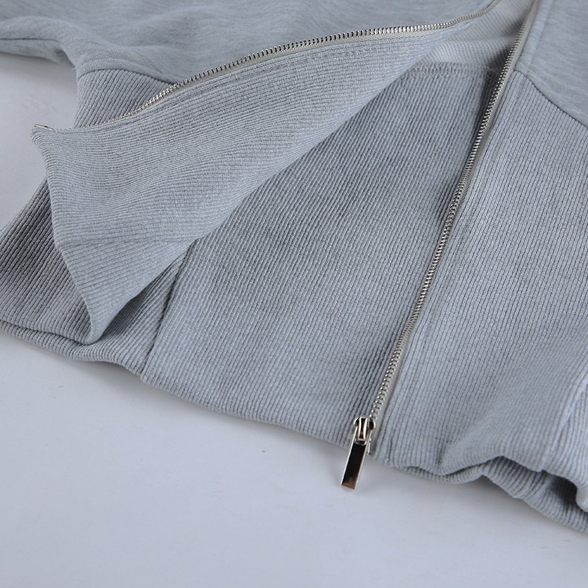 Completo composto da felpa con cappuccio a corsetto e pantaloni a gamba larga color grigio melange