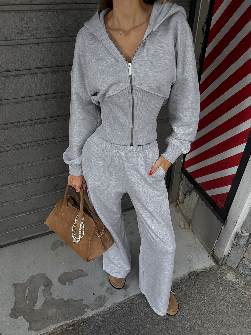 Completo composto da felpa con cappuccio a corsetto e pantaloni a gamba larga color grigio melange