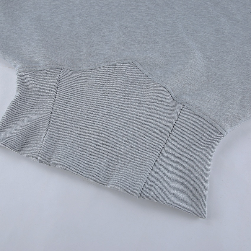 Completo composto da felpa con cappuccio a corsetto e pantaloni a gamba larga color grigio melange