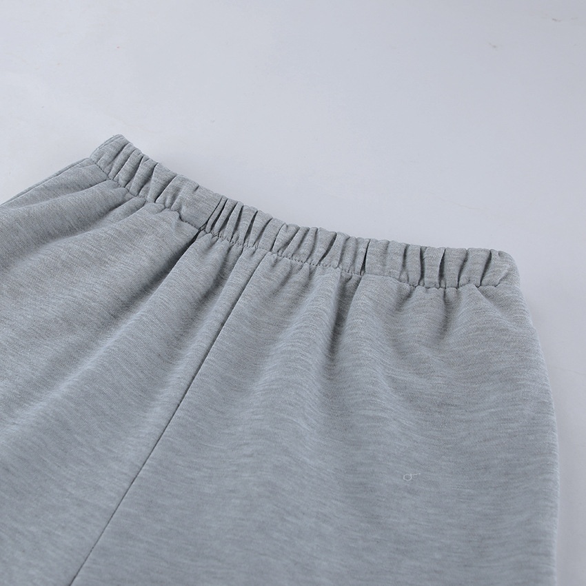 Completo composto da felpa con cappuccio a corsetto e pantaloni a gamba larga color grigio melange