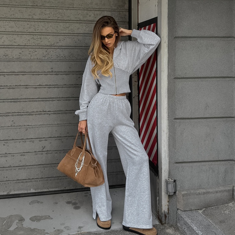 Completo composto da felpa con cappuccio a corsetto e pantaloni a gamba larga color grigio melange