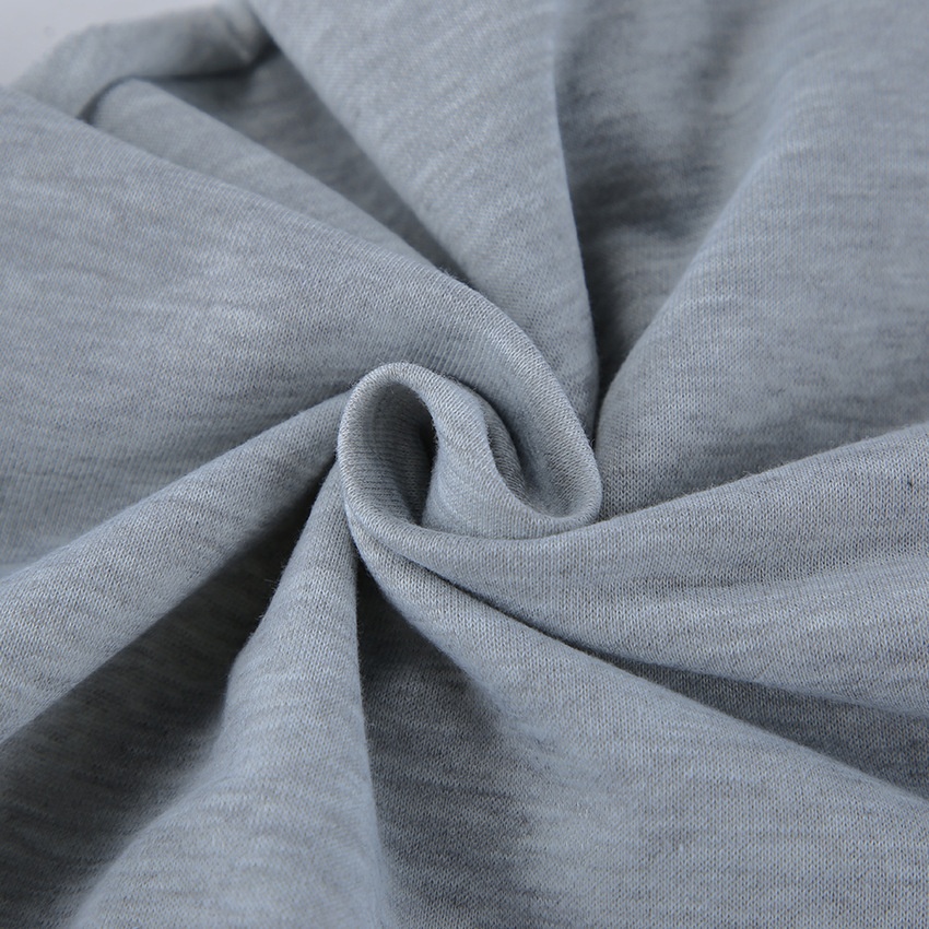 Completo composto da felpa con cappuccio a corsetto e pantaloni a gamba larga color grigio melange