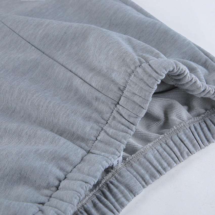 Completo composto da felpa con cappuccio a corsetto e pantaloni a gamba larga color grigio melange