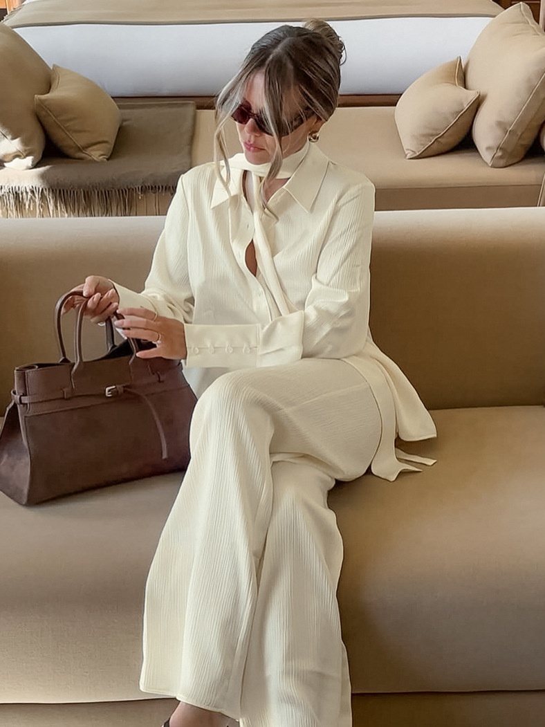 Completo da donna composto da camicia a maniche lunghe testurizzata e pantaloni.