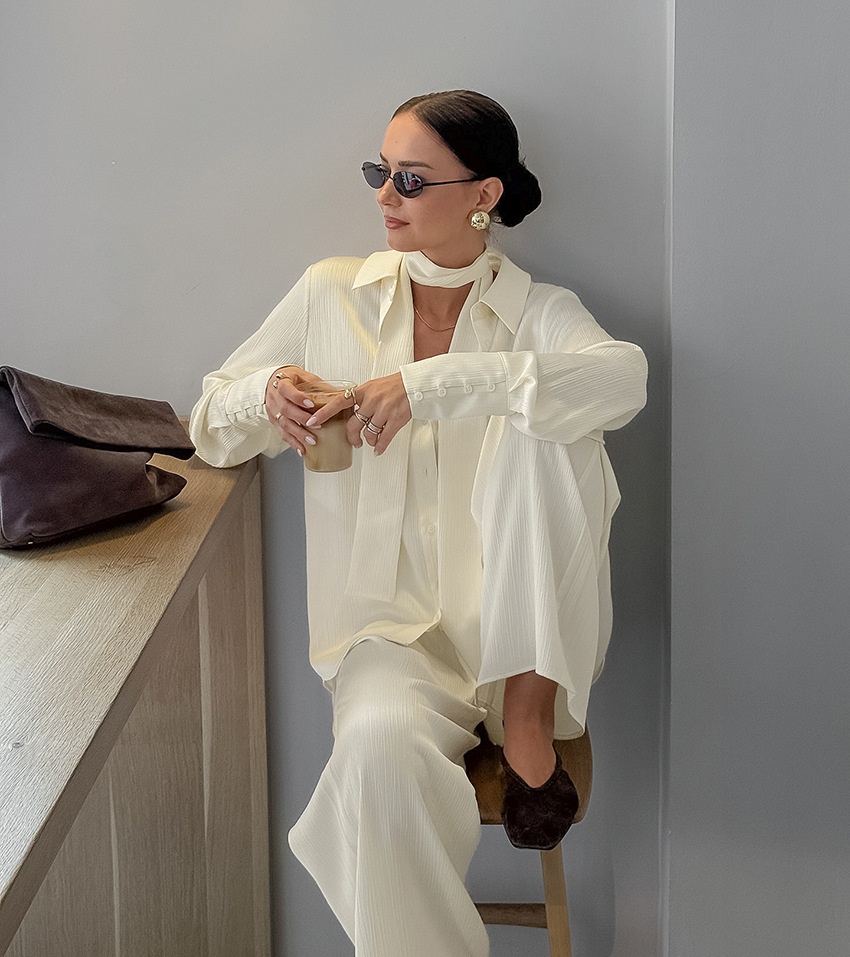Completo da donna composto da camicia a maniche lunghe testurizzata e pantaloni.
