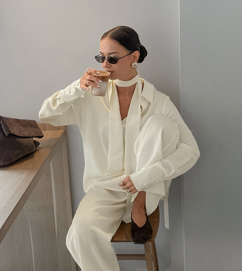 Completo da donna composto da camicia a maniche lunghe testurizzata e pantaloni.