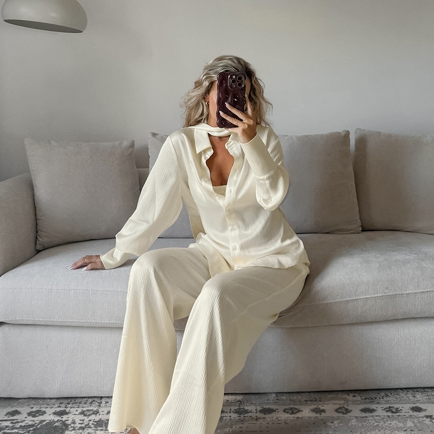 Completo da donna composto da camicia a maniche lunghe testurizzata e pantaloni.