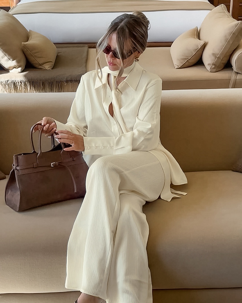 Completo da donna composto da camicia a maniche lunghe testurizzata e pantaloni.