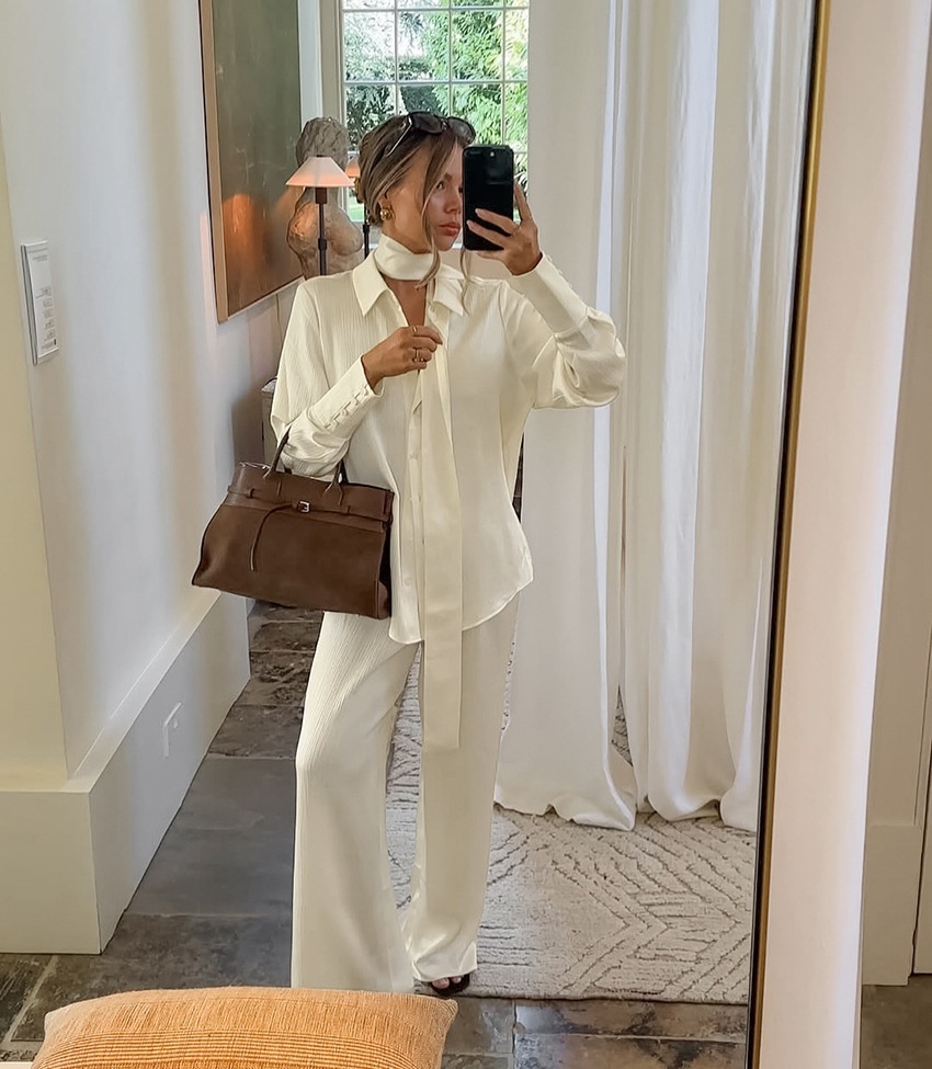 Completo da donna composto da camicia a maniche lunghe testurizzata e pantaloni.
