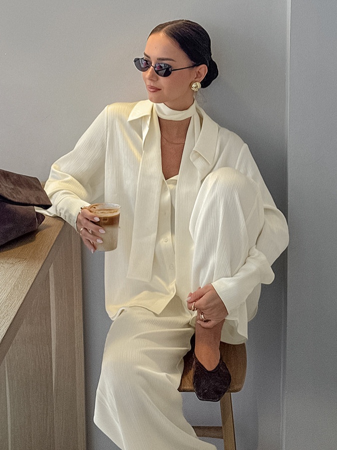Completo da donna composto da camicia a maniche lunghe testurizzata e pantaloni.