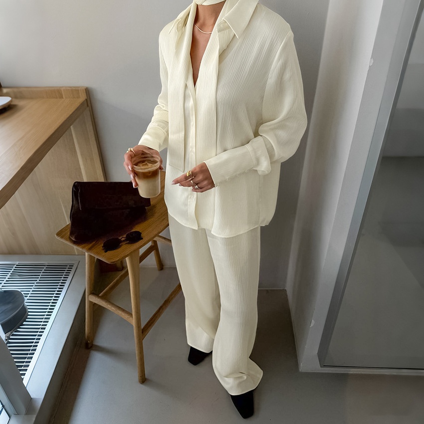 Completo da donna composto da camicia a maniche lunghe testurizzata e pantaloni.